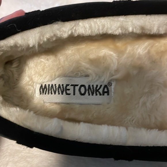 Minnetonka Black leather slippers Sz. 7M - Picture 10 of 16